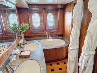 FIGI yacht charter: MASTER BATH