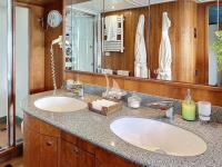 FIGI yacht charter: MASTER BATH