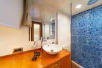 GETAWAY yacht charter: Double Cabin Bathroom