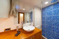 GETAWAY yacht charter: Twin Cabin Bathroom