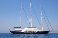 MEIRA yacht charter: Meira sails down