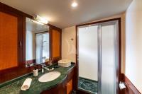 CANEREN yacht charter: Master Cabin Bathroom