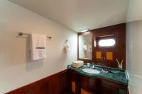 CANEREN yacht charter: VIP Double Bathroom