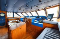 SOMETHING-COOL yacht charter: Pilot house