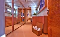 SOMETHING-COOL yacht charter: Walk in closet - entrance Master Suite