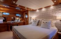 VA-BENE yacht charter: Master suite