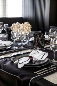 PROJECT-STEEL yacht charter: Dining Details