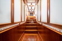 QUESTA-VITA yacht charter: corridor