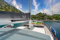 QUESTA-VITA yacht charter: sunbeds