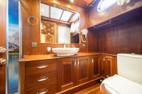 QUESTA-VITA yacht charter: Triple cabin 1 bathroom