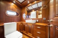 QUESTA-VITA yacht charter: VIP 1 bathroom