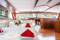 QUESTA-VITA yacht charter: saloon