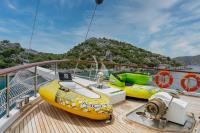 QUESTA-VITA yacht charter: Watertoys