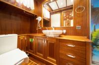 QUESTA-VITA yacht charter: Triple cabin 2 bathroom