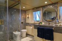 KALIZMA yacht charter: Master bathroom