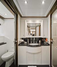 BUNKER yacht charter: Twin bathroom