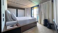 KOKONUTS-WALLY yacht charter: Master Cabin