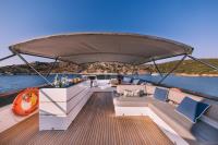 OXYGEN-8 yacht charter: Flybridge