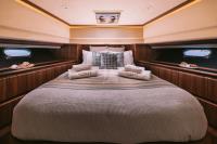 OXYGEN-8 yacht charter: VIP suite