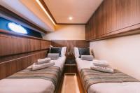 OXYGEN-8 yacht charter: Twin suite