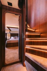 OXYGEN-8 yacht charter: Interior