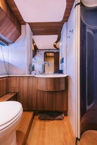 OXYGEN-8 yacht charter: Twin suite - Bathroom