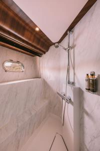 OXYGEN-8 yacht charter: Master suite - Bathroom