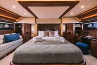 OXYGEN-8 yacht charter: Master suite