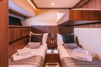 OXYGEN-8 yacht charter: Twin suite